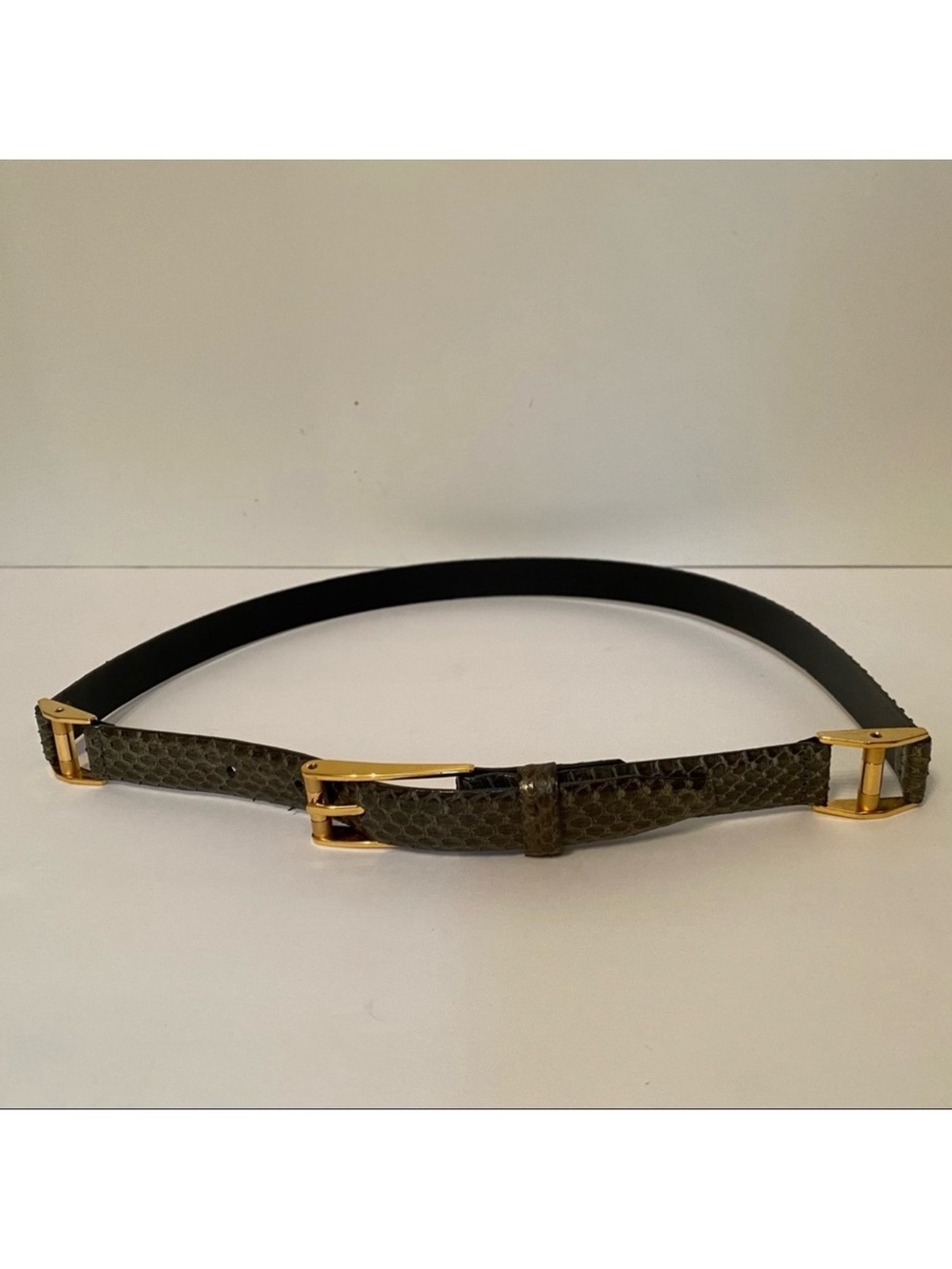 CARLISLE BELT SKINNY GRAY SNAKESKIN GOLD TONE BUCKLE Size M
